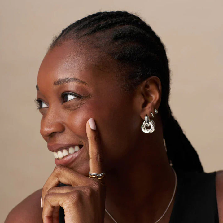 Pendientes entrelazados llamativos | Oro blanco