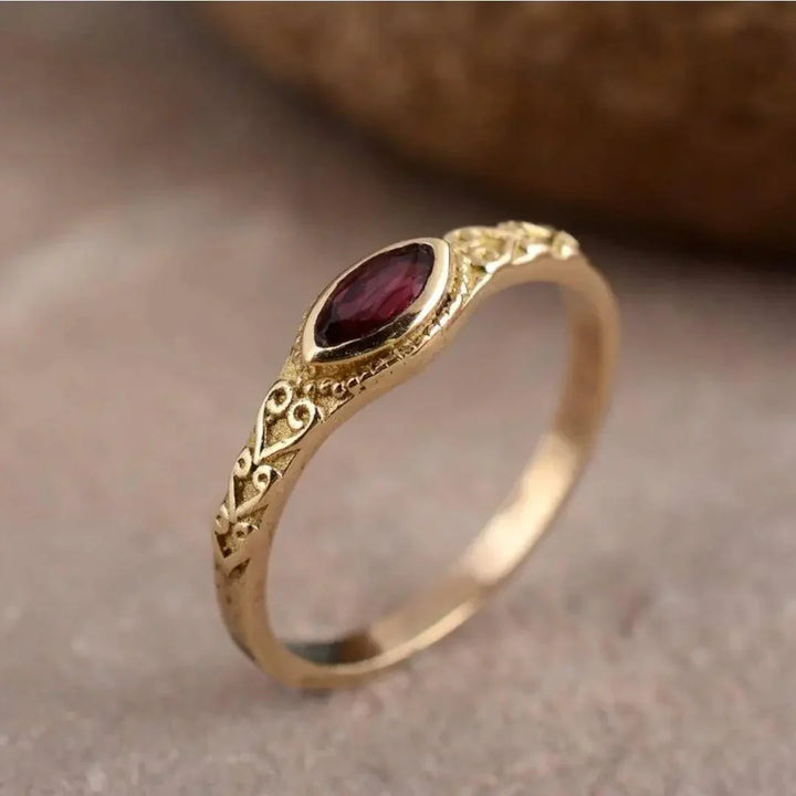 Anillo vintage dorado con cristal rojo