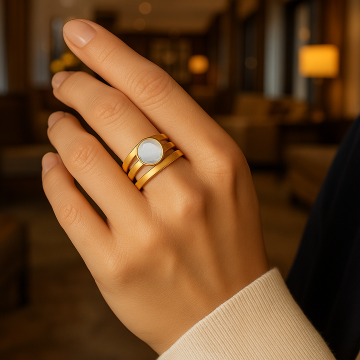 Anillo Vintage de Oro con Piedra Luna Incrustada