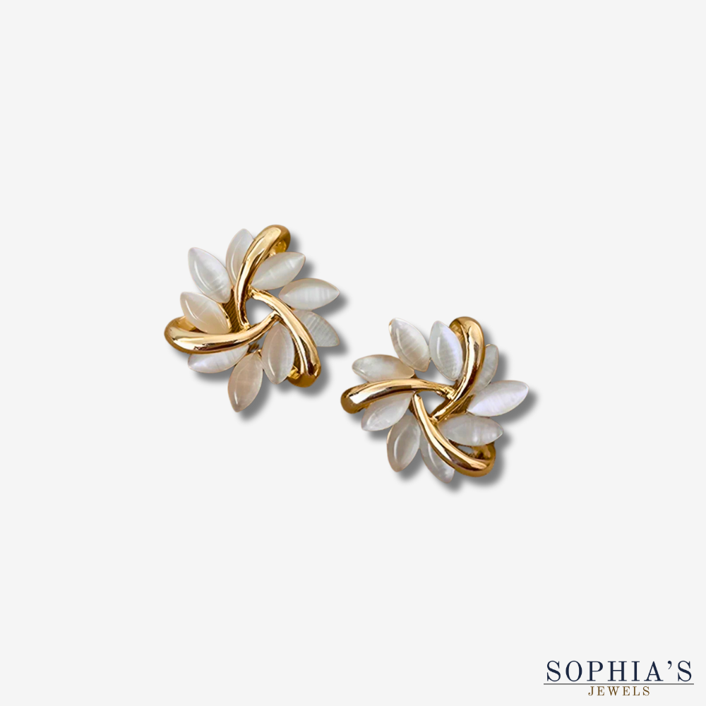 PlatedPendientes de ópalo lunar y pétalos – Bañados en oro