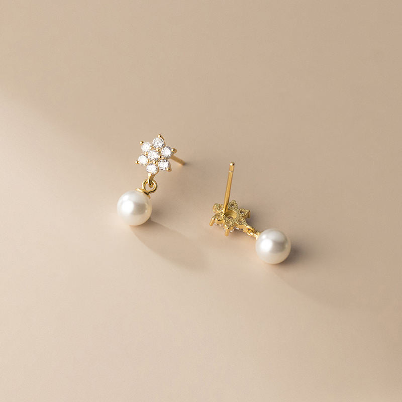 Pendientes de perlas con forma de flor