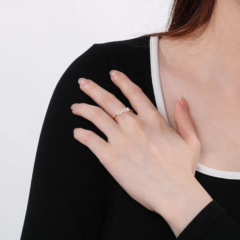 Anillo con dije de perla dorada