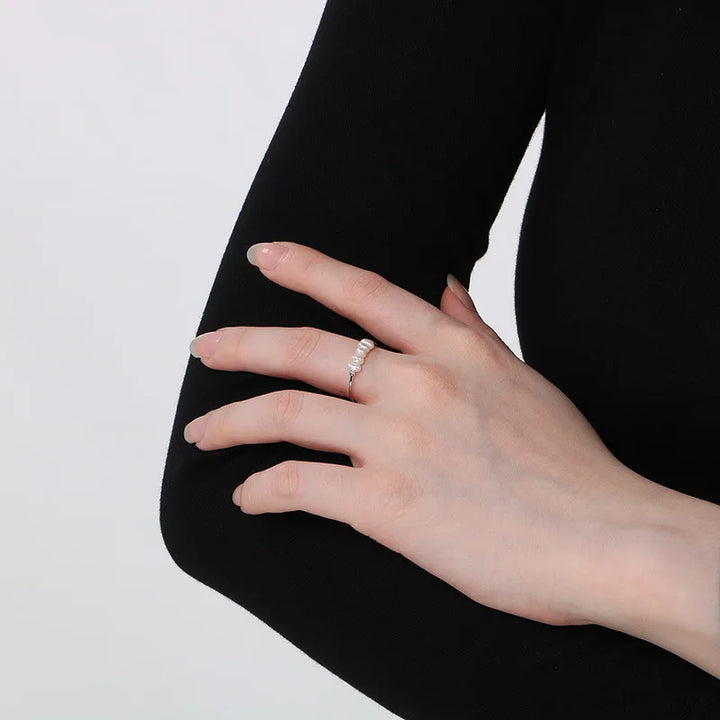 Anillo con dije de perla dorada