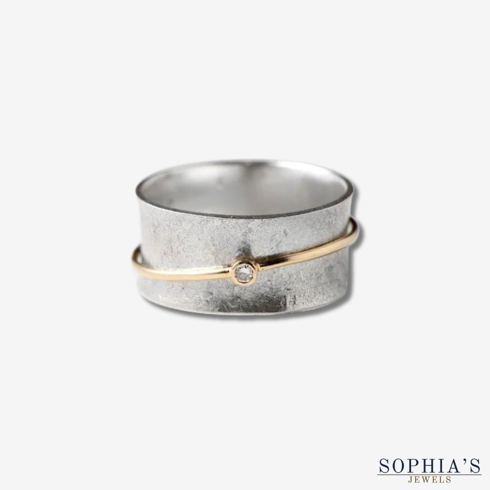 Anillo vintage de plata con línea dorada y circonitas