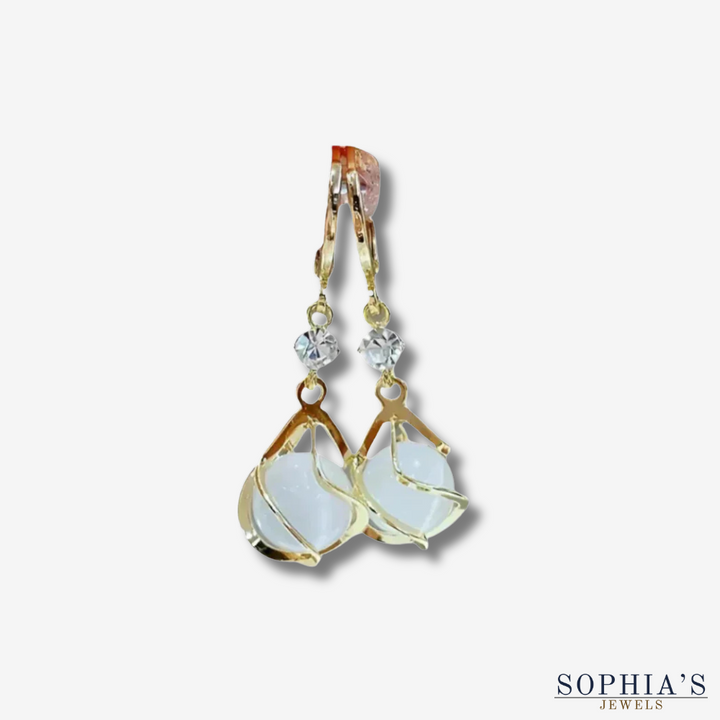 Pendientes colgantes de ópalo blanco con acabado dorado