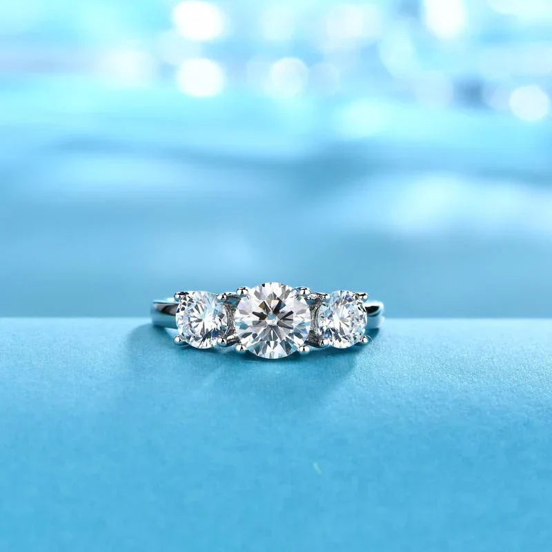 Anillo Clare Triple Piedra | Oro blanco