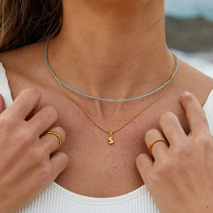 Collar sofisticado con letras de burbujas