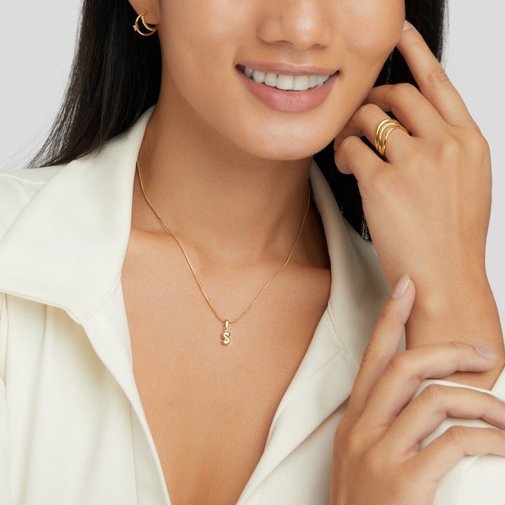 Collar sofisticado con letras de burbujas