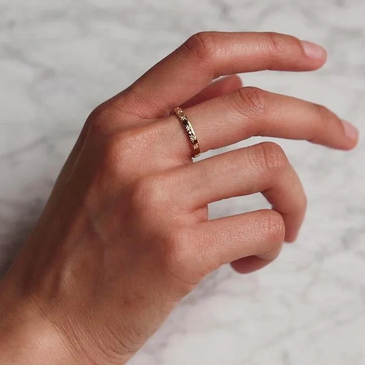 Anillo vintage de oro y circonitas