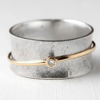 Anillo vintage de plata con línea dorada y circonitas