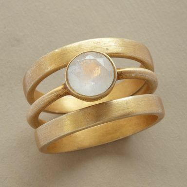 Anillo Vintage de Oro con Piedra Luna Incrustada